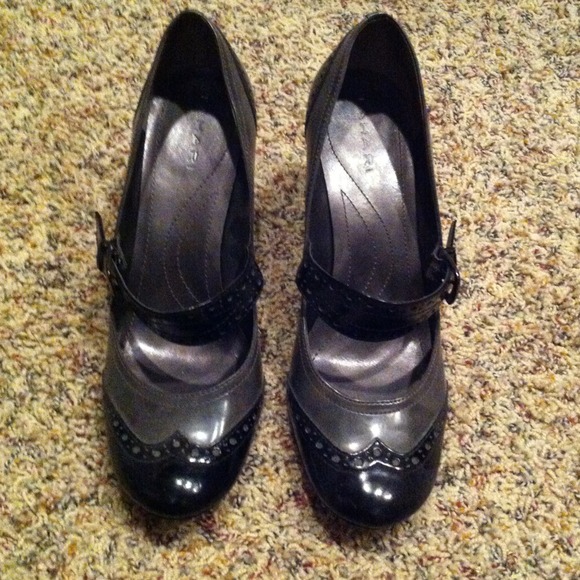 Black/grey Tahari pumps