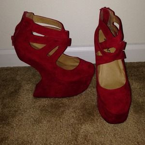 Red illusion wedges
