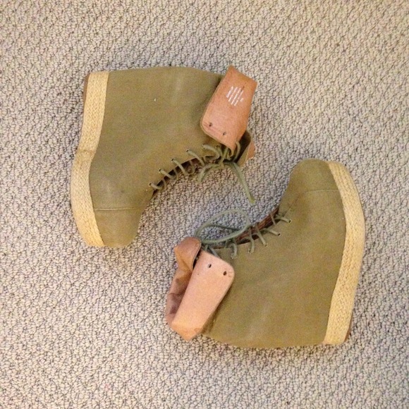 • { s o l d } • - Picture 4 of 4