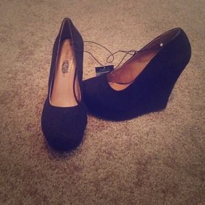Black round toe platforms