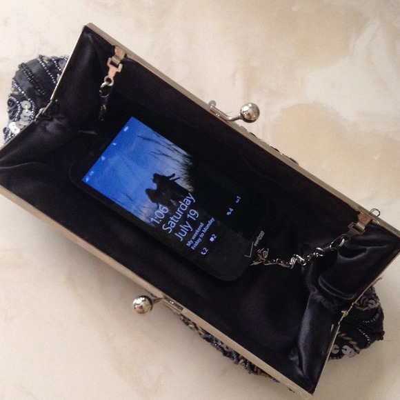 Gorgeously embellished clutch - Picture 2 of 3
