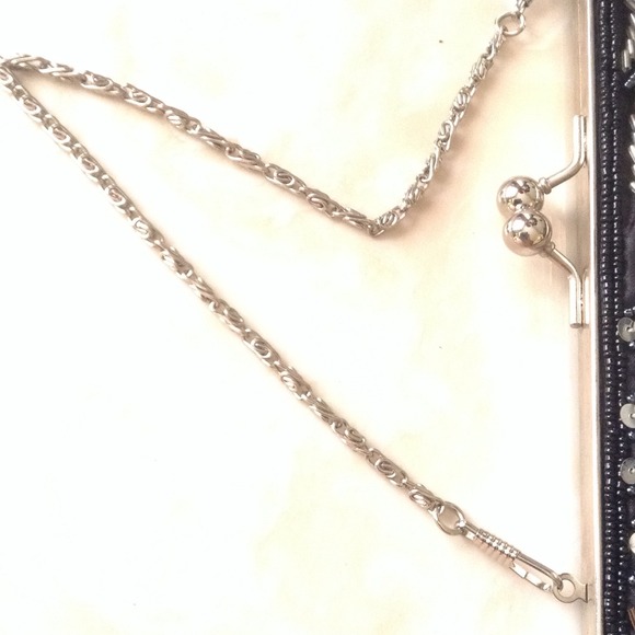 Gorgeously embellished clutch - Picture 3 of 3