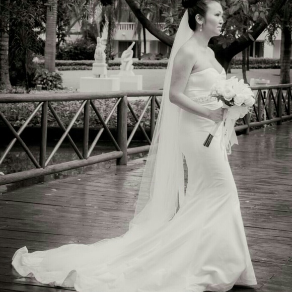 Beautiful white vail with pearl details all over.