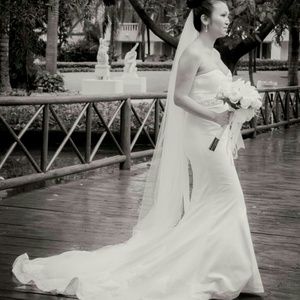 Beautiful white vail with pearl details all over.