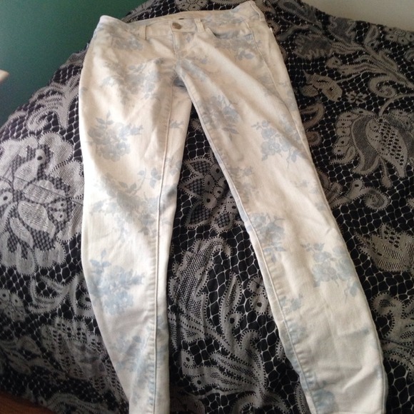 White leggings with light blue flower print!💙