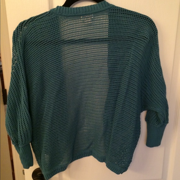 Teal shrug with dolman sleeves. - Picture 2 of 2