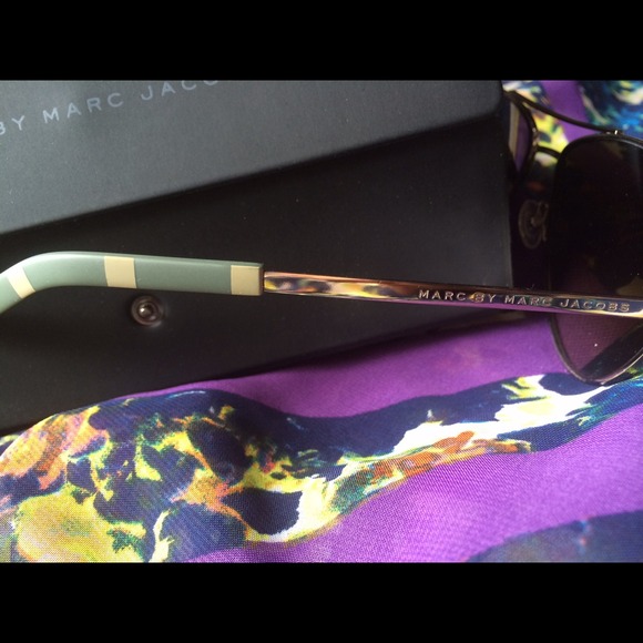 SOLD IN A BUNDLE - Marc Jacobs aviator Sunglasses - Picture 2 of 3