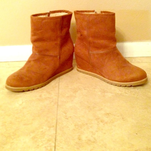 Super cute brown hightop boots 🌸