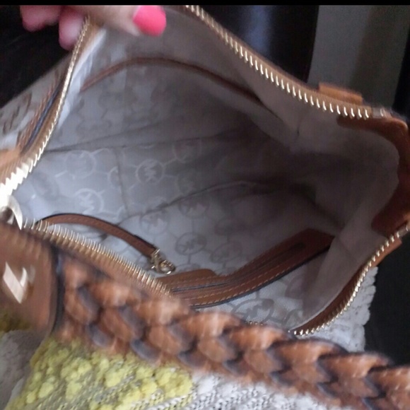 ■Bundled■ 100% Authentic MK Signature Hobo - Picture 4 of 4