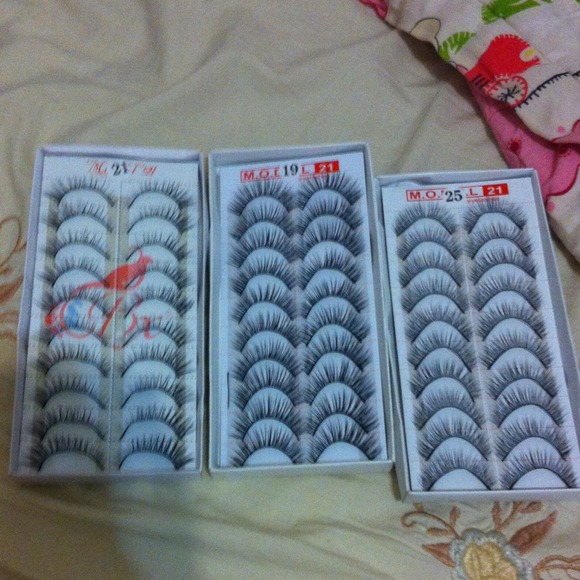 Fake eyelashes! Read description
