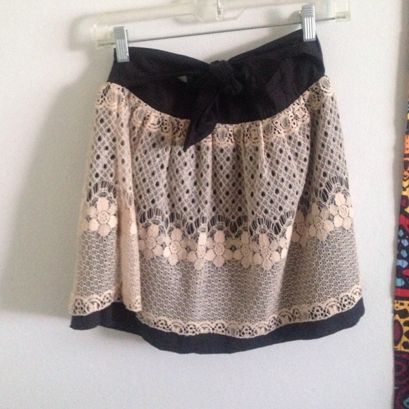⛔️SOLD ON VINTED⛔️ NWOT Creme and black skirt