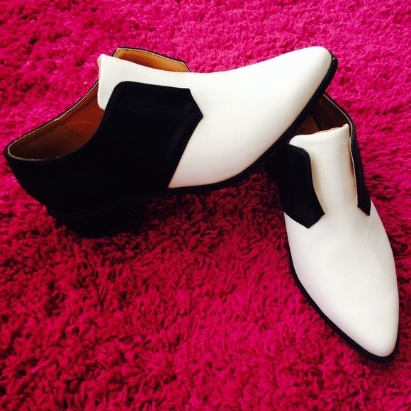 Black and white lace less oxfords by Beau+Ashe 👟