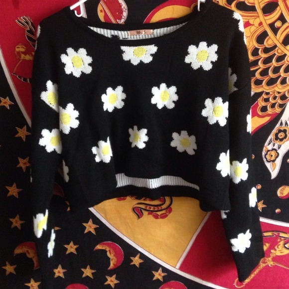 Cropped daisy sweater