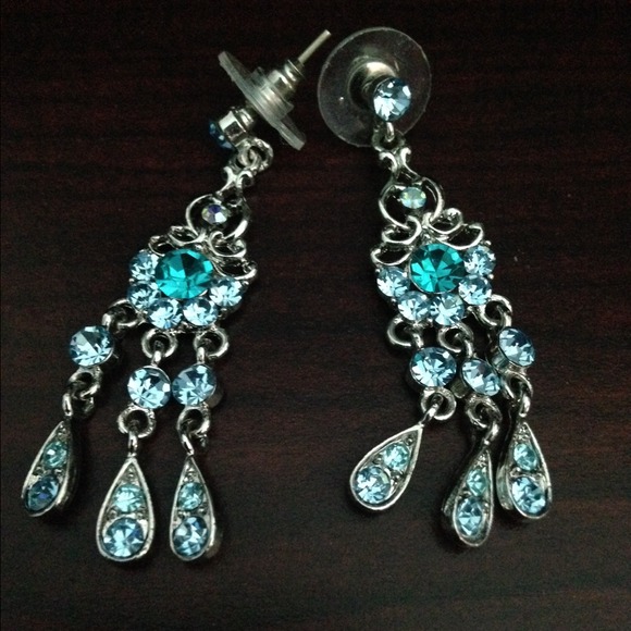 Blue rhinestone earrings, like new!