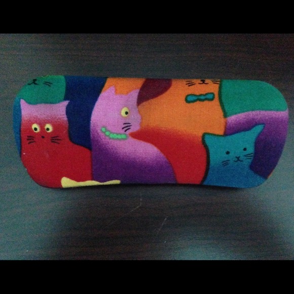 Funky cat eye class holder