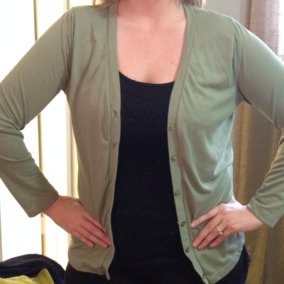 ✨ 24 HR FLASH SALE!!! ✨ Green cardigan. NWOT