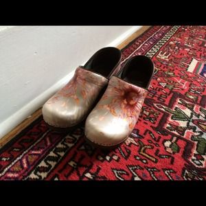 Dansko 39 Pattern Clogs