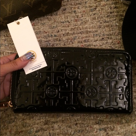 SOLD 100% Authentic Tory Burch zippy wallet