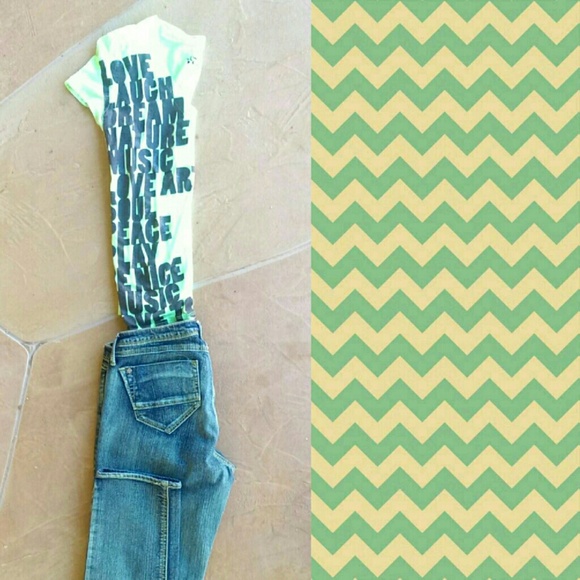 Light green V-neck and greenish blue skinny jeans! - Picture 1 of 2
