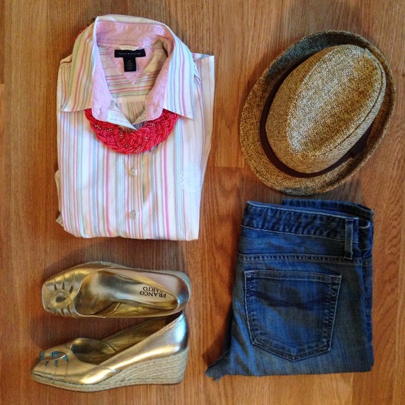 Tommy Hilfiger Tops - Tommy Hilfiger fitted button down sz S. Striped!