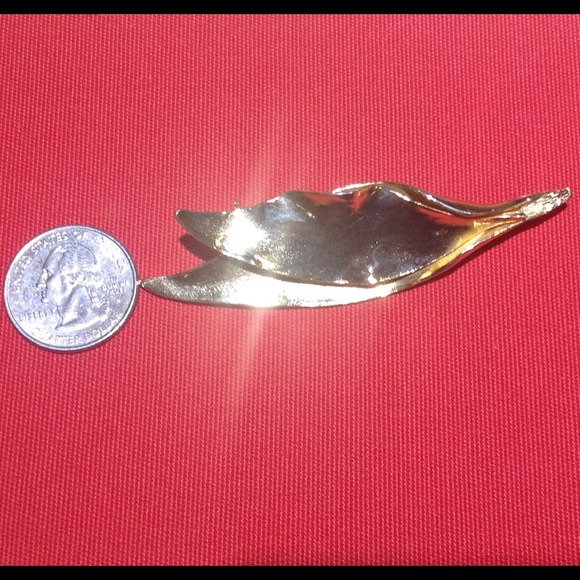 🎉HP🎉Vintage Cathe Leaf Brooch Pin in Gold Tone - Picture 3 of 3