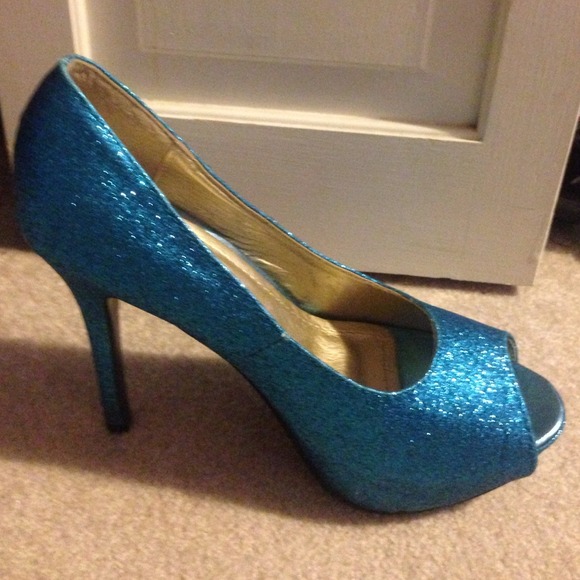 Ocean blue heels only worn once!!