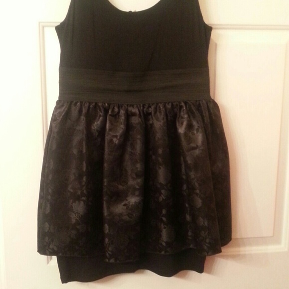 80's Style Icon Dress - Picture 3 of 3