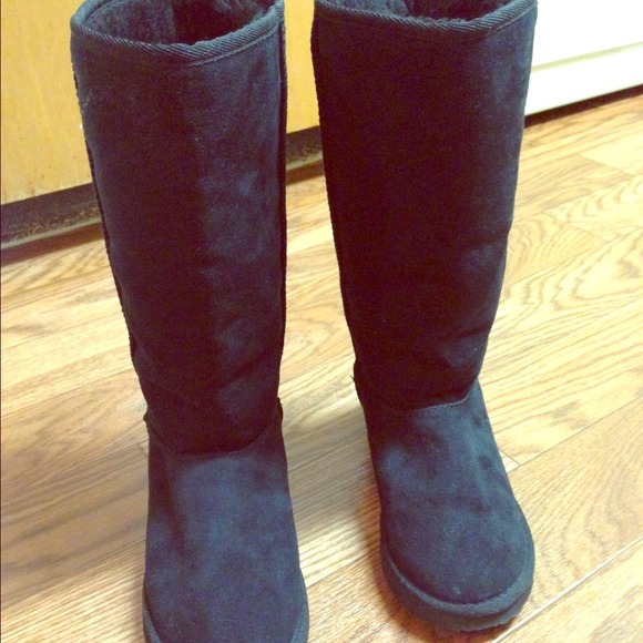 Black winter boots...