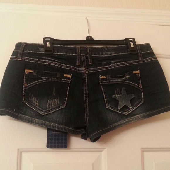 Star Pocket Detail Short - Picture 2 of 3