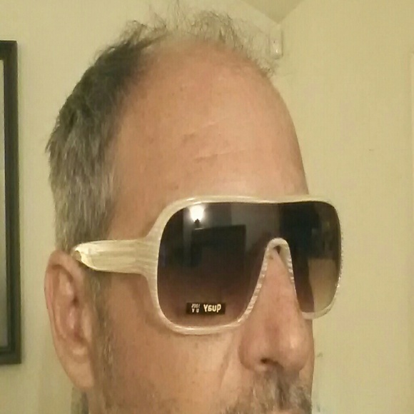 Men's wraparound style sunnies