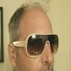 Men's wraparound style sunnies