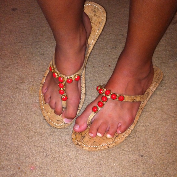 Tan sandals. 👡👡
