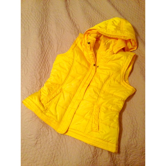 NY & Co. new yellow puffy vest