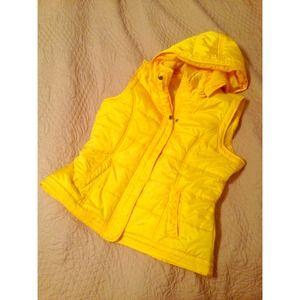 NY & Co. new yellow puffy vest