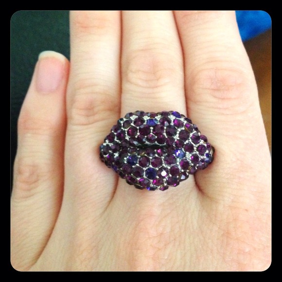 "Dark Kiss" purple rhinestone silver lips ring