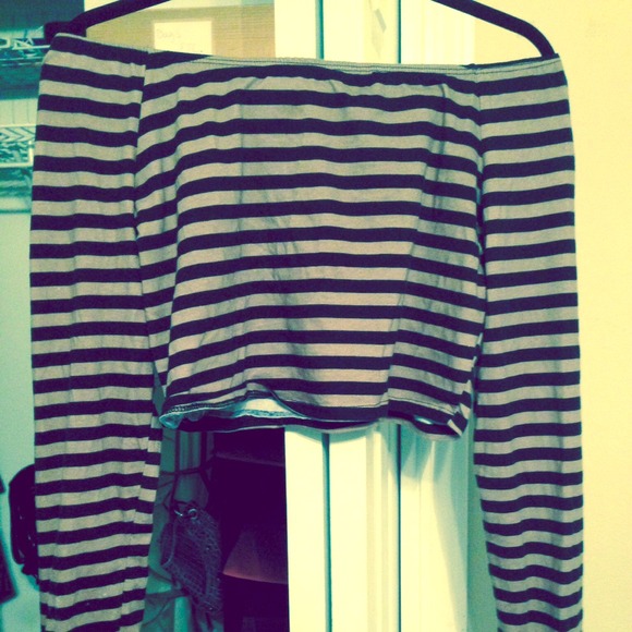 Strip off the shoulders crop top.
