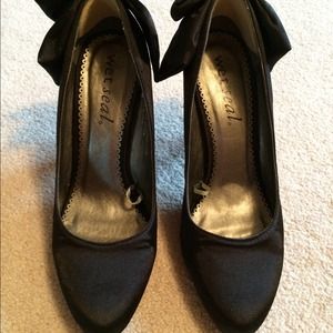 Black satin pumps with bows on back