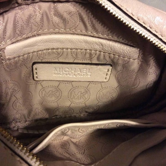 SOLD!! Price reduced!! Michael Kors cross body - Picture 3 of 4