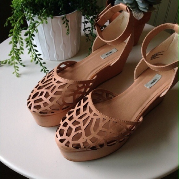 SOLD Urban Outfitters Kimchi Blue Flatforms- 7 - Picture 2 of 3