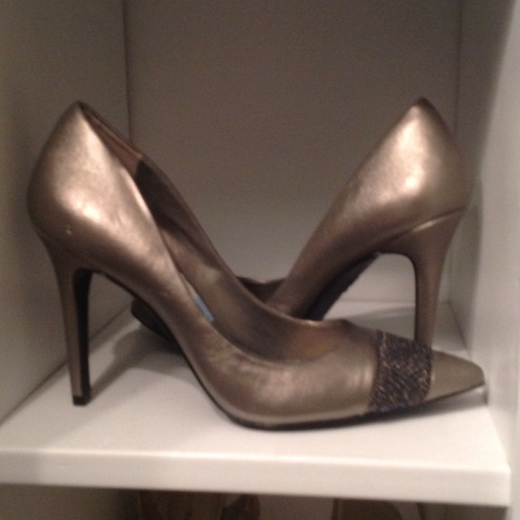 Pewter pumps with metal detail