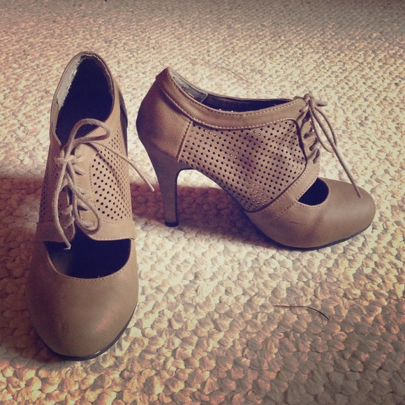 Tan/brown lace up heels size 7.5
