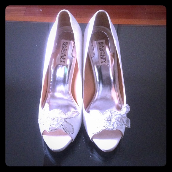 NWT Badgley Mischka white peep toe heels w/flower