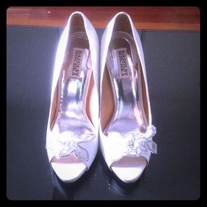 NWT Badgley Mischka white peep toe heels w/flower