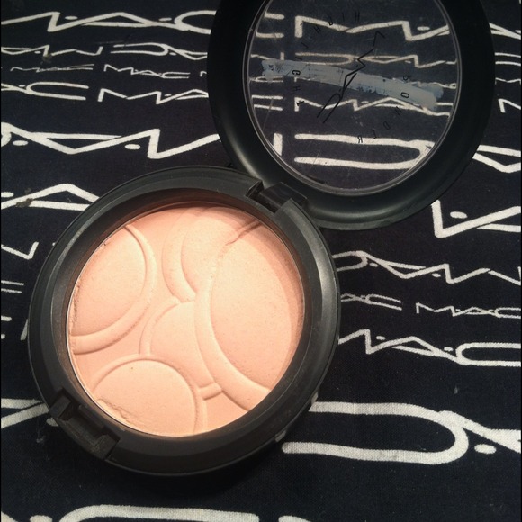 MAC Hullaballoo Hight-light powder - Picture 2 of 2
