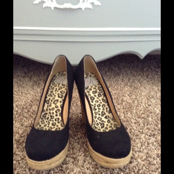Black Wedges