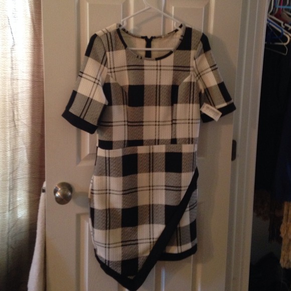 Envelope style dress w/invisible zip back Iy/black