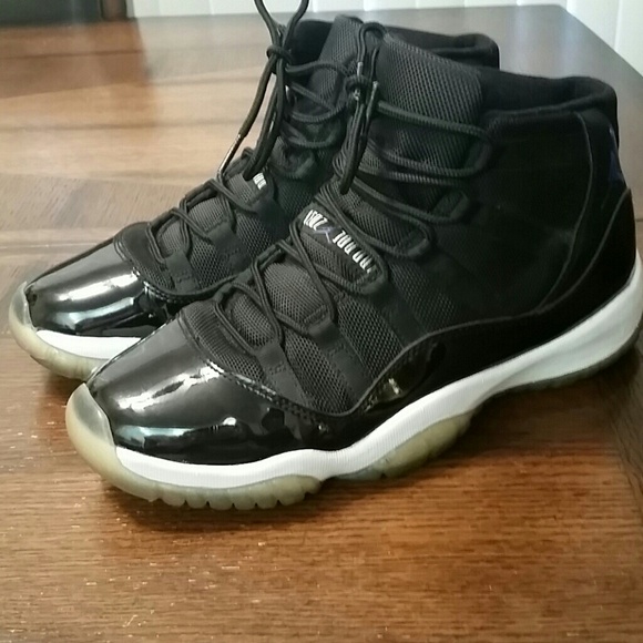 Authentic Space Jams size 6