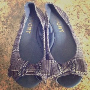 Blue-purple, size 7.5 Report flats.