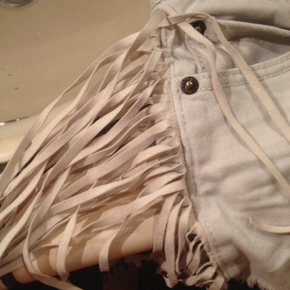White shorts with fringe - Picture 2 of 4