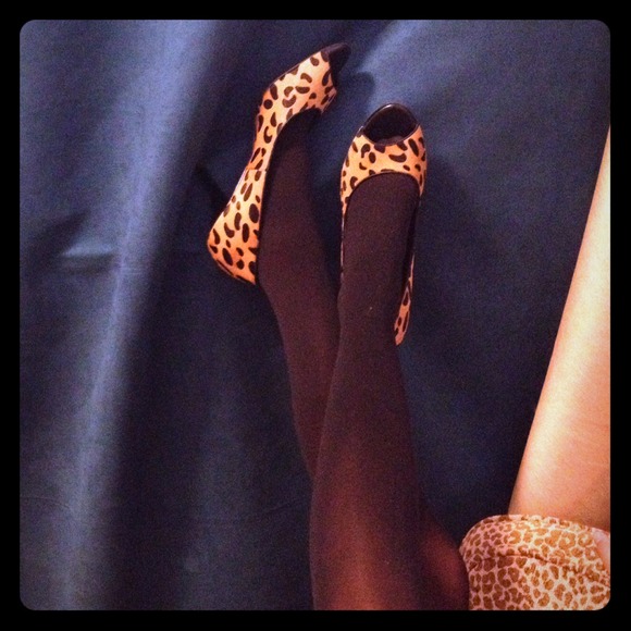 GIFTED. Leopard print /horse hair Peep toe Pumps
